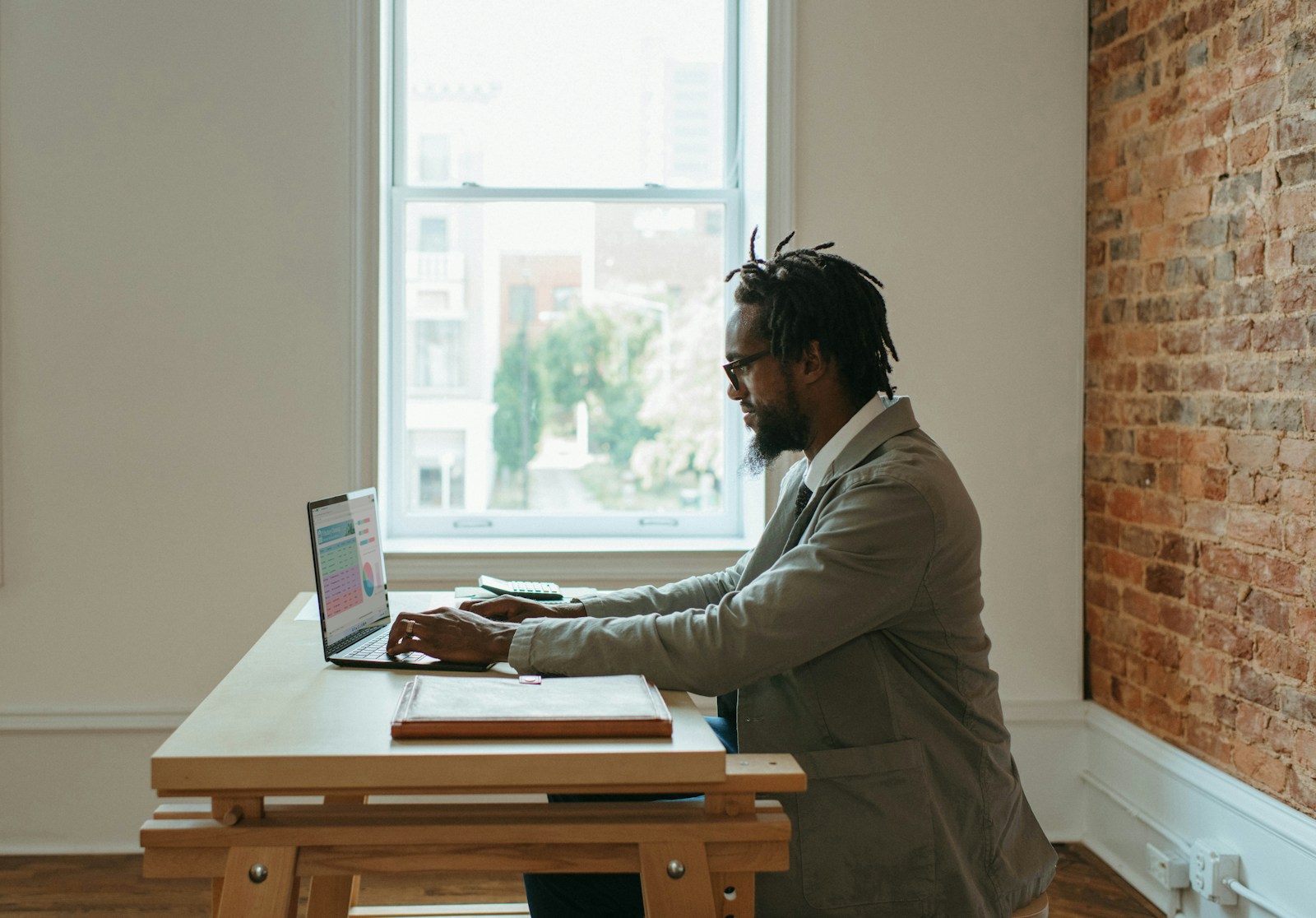 Empresario trabajando con información financiera